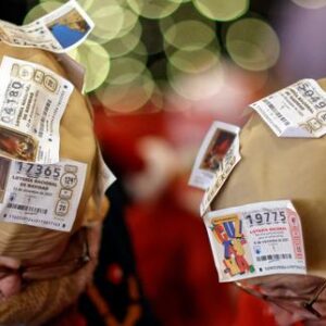 en-un-pueblo-de-espana,-la-loteria-de-noel-gira-en-la-farsa
