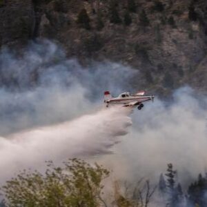los-bomberos-combaten-las-llamas-mientras-los-incendios-forestales-de-la-patagonia-se-extienden-a-15.000-hectareas