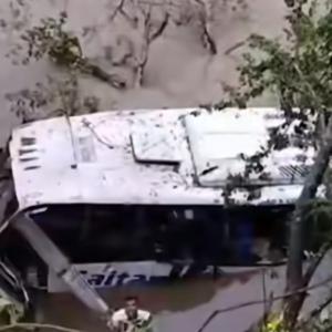 angustiosa-busqueda-de-pasajero-de-buseta-que-cayo-al-rio-magdalena-en-huila:-habria-sucumbido-a-las-aguas-tras-el-fatal-accidente-que-dejo-15-heridos