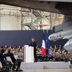 emmanuel-macron-lanza-un-vif-rappel-a-lordre-aux-industriels-de-la-defensa