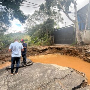 rotura-de-tuberia-en-el-hatillo-causa-inundacion-y-deja-sin-agua-al-este-de-caracas