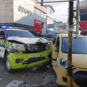 una-patrulla-de-policia-y-un-taxi-se-estrellaron-en-cali,-dejando-dos-heridos:-el-caso-esta-bajo-investigacion;-¿hubo-invasion-del-carril-del-mio?