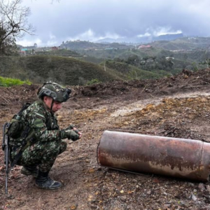 el-ejercito-frustro-un-atentado-con-seis-explosivos-que-las-disidencias-de-las-farc-habian-dejado-en-la-via-que-va-de-medellin-a-anori.