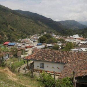 ataque-armado-contra-un-concejal-cuando-se-desplazaba-en-moto-a-su-casa-en-caldono,-cauca:-sicarios-trataron-de-cerrarle-el-paso;-asi-salio-ileso