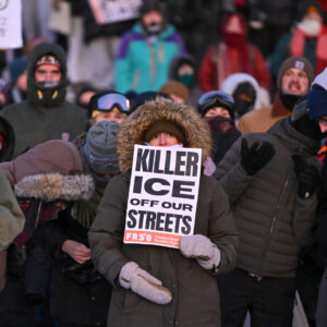 protestas-toman-mineapolis-un-dia-despues-de-la-muerte-del-enfermero-a-manos-de-ice