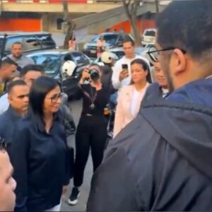 estudiantes-le-exigen,-cara-a-cara,-a-delcy-rodriguez-que-libere-a-todos-los-presos-politicos
