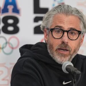 asunto-epstein:-le-patron-des-jo-de-los-angeles-sexcuse-apres-lapparition-de-son-nom-dans-les-derniers-documentos-publicados