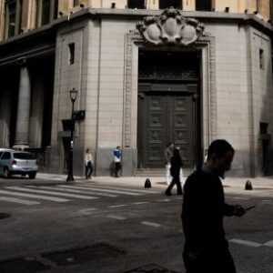 atraidos-por-tasas-del-38%,-los-inversores-en-carry-trade-se-acumulan-en-el-peso-mileis