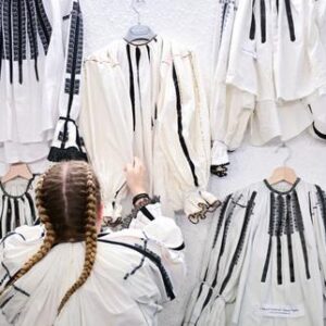 la-blusa-tradicional,-inmortalizada-por-matisse,-es-un-objeto-de-recuperacion-politica-en-rumania