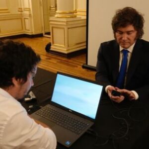 milei-es-el-primero-en-la-fila-mientras-argentina-lanza-cedula-de-identidad-y-pasaporte-actualizados