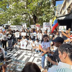 familiares-de-presos-politicos-frente-al-palacio-de-justicia:-exigen-ser-incluidos-en-la-propuesta-de-ley-de-amnistia