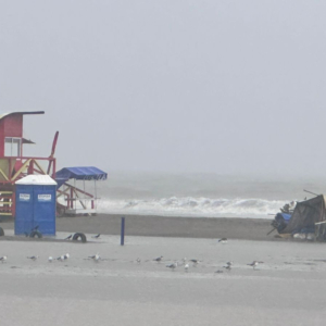 olas-de-mas-de-tres-metros-mantienen-en-alerta-a-cartagena-en-medio-del-frente-frio:-bandera-roja-en-sus-playas