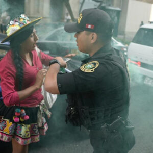 policia-quita-bengala-y-se-burla-de-manifestantes-durante-protesta-contra-”albergue”-de-milagros-jauregui