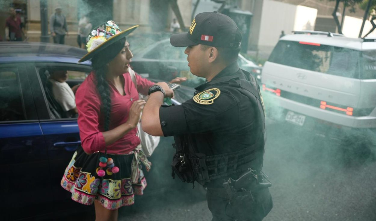 policia-quita-bengala-y-se-burla-de-manifestantes-durante-protesta-contra-”albergue”-de-milagros-jauregui
