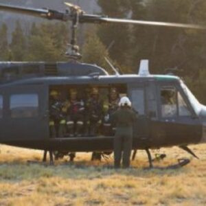 se-llevo-a-cabo-el-mayor-operativo-de-traslado-aereo-de-brigadistas-para-combatir-el-fuego-en-el-parque-los-alerces