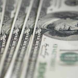 el-dolar-oficial-cayo-por-cuarta-rueda-al-hilo-y-toco-minimos-de-casi-tres-meses
