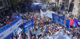 Manifestantes y policías se enfrentan en protesta por la reforma laboral de Milei manifestantes-y-policias-se-enfrentan-en-protesta-por-la-reforma-laboral-de-milei