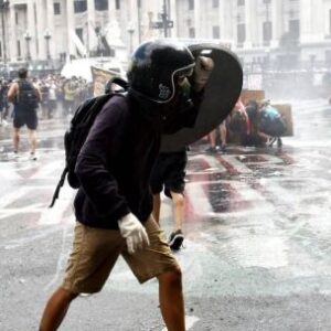 enfrentamientos-entre-policias-y-manifestantes-empanan-la-protesta-por-la-reforma-laboral