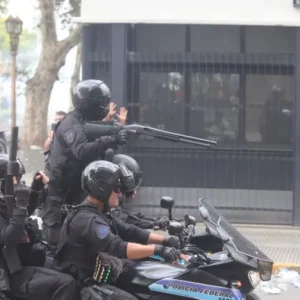 labor-reform:-police-clash-with-protestors-during-senate-debate