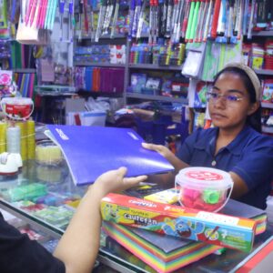 los-colegios-pueden-recibir-multas-de-mas-de-s/-2.4-millones-por-imponer-marcas-de-utiles-y-uniformes