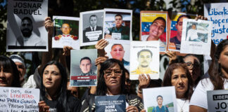 Familiares de presos políticos se encadenan en Zona 7 en protesta por diferimiento del debate de la ley de amnistía familiares-de-presos-politicos-se-encadenan-en-zona-7-en-protesta-por-diferimiento-del-debate-de-la-ley-de-amnistia