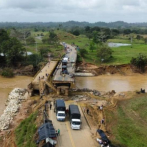 con-la-instalacion-de-puentes-militares-y-la-llegada-de-soluciones-de-gas-avanza-la-atencion-de-la-emergencia-por-lluvias-en-el-uraba-antioqueno.