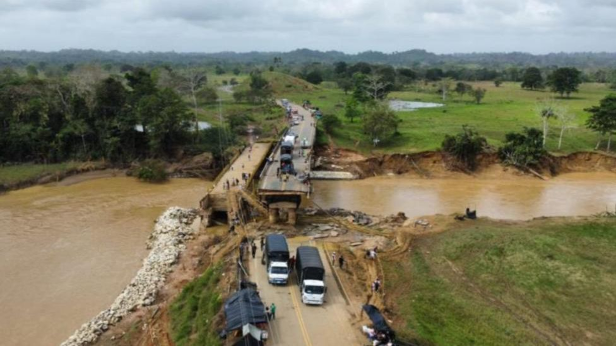 con-la-instalacion-de-puentes-militares-y-la-llegada-de-soluciones-de-gas-avanza-la-atencion-de-la-emergencia-por-lluvias-en-el-uraba-antioqueno.