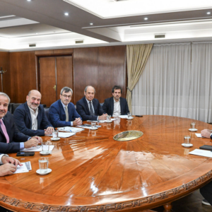 la-uia-lleva-a-luis-caputo-un-plan-para-reactivar-la-economia:-que-dice-la-propuesta