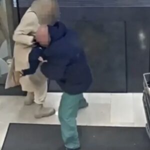 terrorifico:-un-hombre-intento-secuestrar-a-una-nena-de-un-ano-y-le-fracturo-el-femur