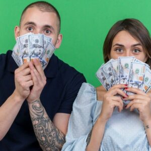 como-gestionar-finanzas-en-pareja-sin-tener-que-gastar-todos-los-ahorros-en-dolares