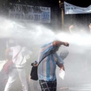 enfrentamientos-entre-policias-y-manifestantes-cerca-del-congreso