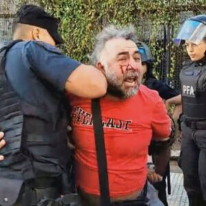 la-policia-de-milei-ataco-y-detuvo-al-camarografo-de-a24
