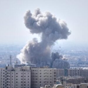 en-direct-:-larmee-de-lair-israelienne-dit-avoir-lance-une-vaste-offensive-aerienne-au-coeur-de-teheran;-des-iraniens-en-faveur-du-regime-manifestent-dans-plusieurs-villes