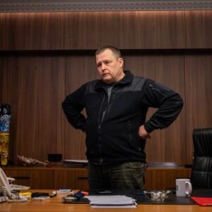 la-vie-a-dnipro-despues-de-cuatro-anos-de-guerra-en-ucrania,-estreno-de-la-ciudad-de-larriere-ou-se-cotoient-residents,-refugies-et-militaires