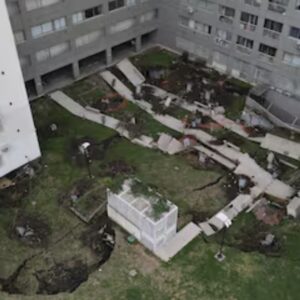 horror-en-parque-patricios:-se-derrumbo-el-techo-de-un-estacionamiento-de-un-complejo