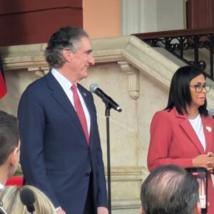 doug-burgum-destaca-inversiones-y-reduccion-de-burocracia-en-venezuela-tras-reunion-en-miraflores