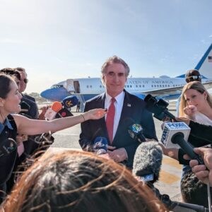 doug-burgum:-entramos-en-una-era-dorada-de-abundancia-con-venezuela-como-aliado