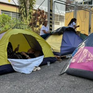 entre-asfalto-y-carpas:-mujeres-pasan-el-8-de-marzo-frente-a-la-zona-7