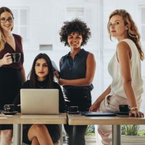 8m:-las-mujeres-viven-y-estudian-mas,-pero-enfrentan-mayores-desigualdades-laborales,-segun-indec