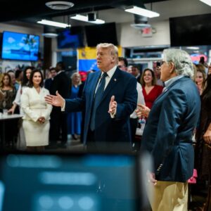 ¿quien-es-de-venezuela?,-pregunto-trump-al-entrar-al-local-el-arepazo-en-doral