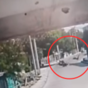tragico-siniestro-vial-en-barranquilla:-camara-capto-las-imagenes-en-que-una-adulta-mayor-de-77-anos-murio-tras-ser-arrollada-por-una-moto