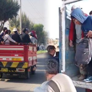 arequipa:-pasajeros-viajan-en-camiones-tras-paralizacion-de-transportistas-por-alza-de-combustible