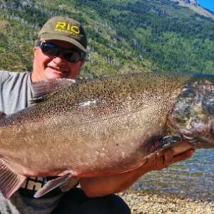 salmon-gigante-en-lago-puelo:-capturan-un-chinook-de-18-kilos