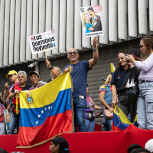 chavismo-marcha-por-la-paz,-el-mismo-dia-que-sindicalistas-protestan-por-salario
