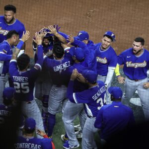 raymundo-y-todo-el-mundo-celebra-la-victoria-de-venezuela-ante-japon-en-el-mundial-de-beisbol-y-su-pase-a-los-angeles-2028.