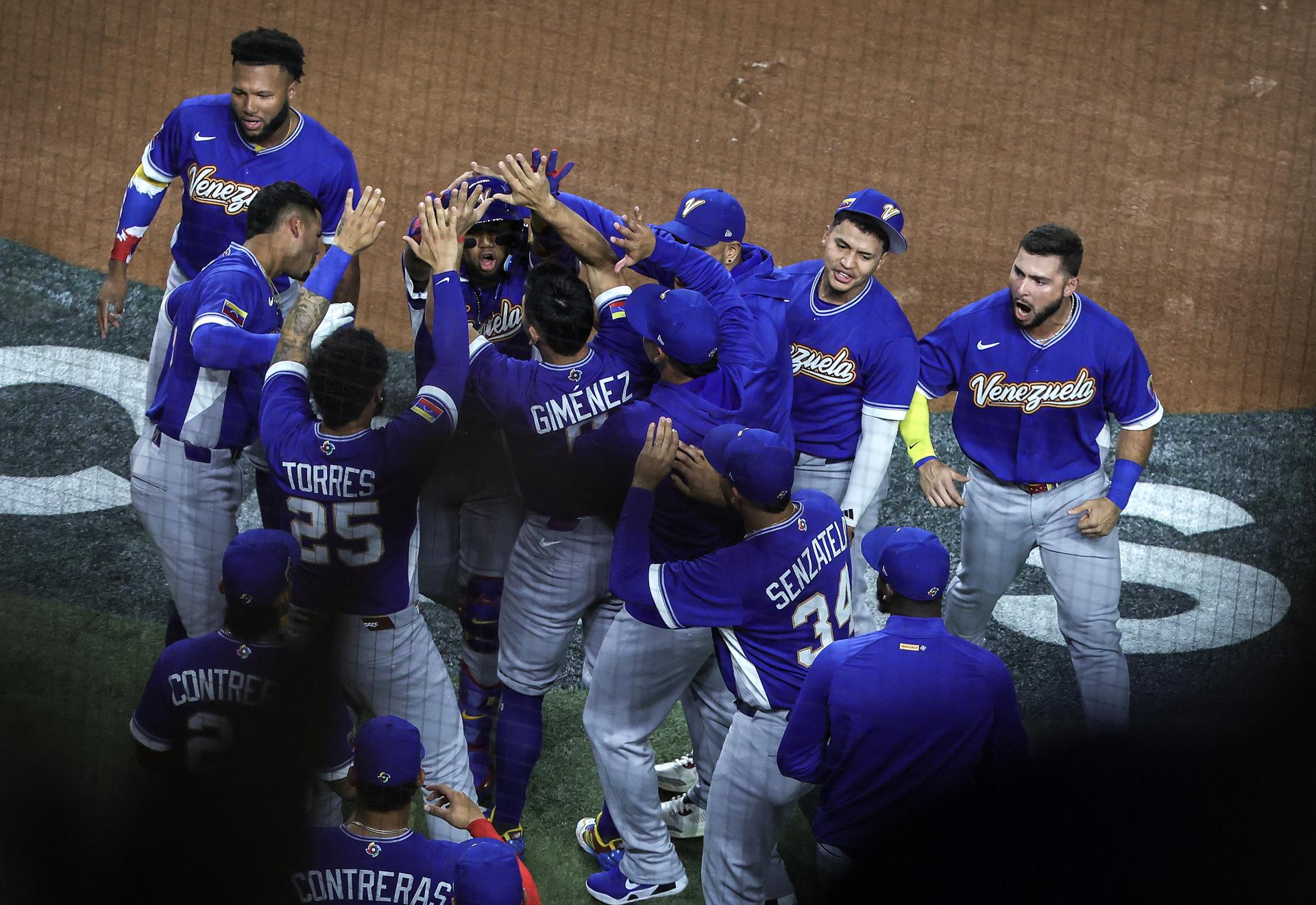raymundo-y-todo-el-mundo-celebra-la-victoria-de-venezuela-ante-japon-en-el-mundial-de-beisbol-y-su-pase-a-los-angeles-2028.