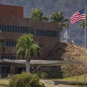 izan-la-bandera-de-eeuu-en-la-embajada-por-primera-vez-en-siete-anos:-dogu-habla-de-una-nueva-era