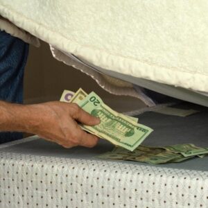no-lo-hagas:-los-errores-mas-grandes-que-podes-cometer-a-la-hora-de-guardar-tus-dolares