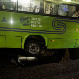 cierran-la-avenida-el-poblado-en-medellin-por-inmenso-socavon-en-la-via-tras-fuertes-lluvias-en-la-ciudad:-el-alcalde-federico-gutierrez-esta-en-el-lugar