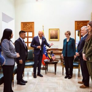 jorge-rodriguez-recibe-a-laura-dogu-y-delegacion-del-senado-de-eeuu-en-la-asamblea-nacional